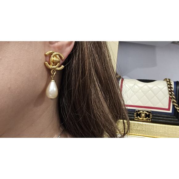 Chanel Classic CC Turnlock and Pearl Drop Earrings 24K Gold Plated - Picture 2 of 7